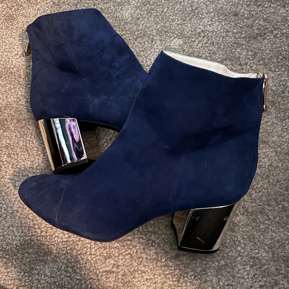 1901 Nordstrom Whittaker blue suede ankle boots with a gold heel size 9 - Picture 2 of 4